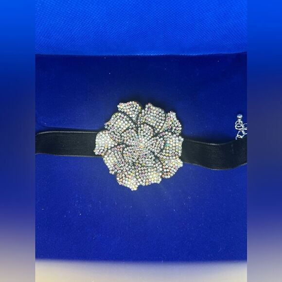 Rhinestone Floral Chocker Necklace - Picture 12 of 13